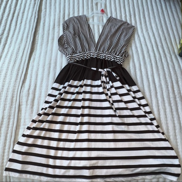 CRISTINA LOVE Short Sleeve Striped Dress Size Medium for Woman EUC - Picture 6 of 10